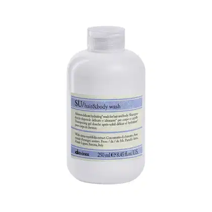 Frasco branco de 250 ml da linha Su/hair&body wash da Davines, com rótulo azul e branco indicando ser um shampoo delicado e hidratante para cabelo e corpo.