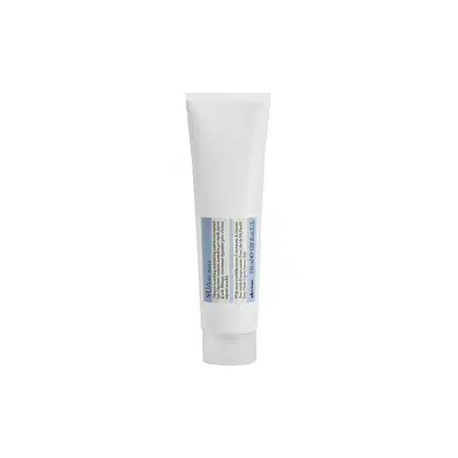 Tubo branco de produto de beleza da marca Davines, com rótulo azul indicando o nome do produto "SU/hair mask" e informações sobre o conteúdo e uso.