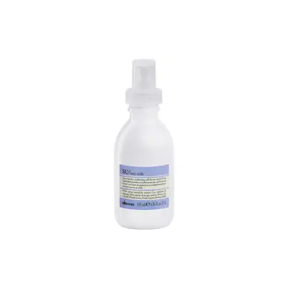 Frasco branco de 135 ml com rótulo azul da linha Su/hair milk da Davines, um produto de tratamento para cabelos que promove proteção e condicionamento.