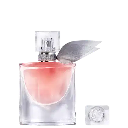 Frasco de perfume Lancôme com tampa prateada e rótulo rosa, contendo líquido rosa claro. Embalagem de vidro transparente com design elegante e sofisticado.