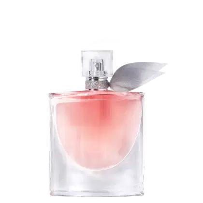 Frasco de perfume Lancôme La Vie Est Belle com formato quadrado, tampa prateada e detalhes brilhantes. O líquido interno possui coloração rosada suave. O rótulo apresenta o nome da marca em destaque.