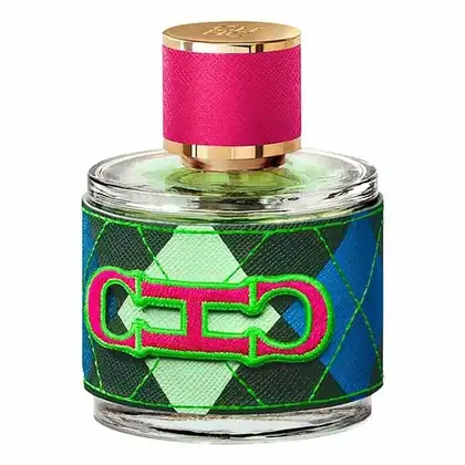 Frasco de perfume Carolina Herrera com tampa dourada e corpo em tons de verde, azul e rosa. Apresenta detalhes em relevo com o logotipo da marca em destaque.