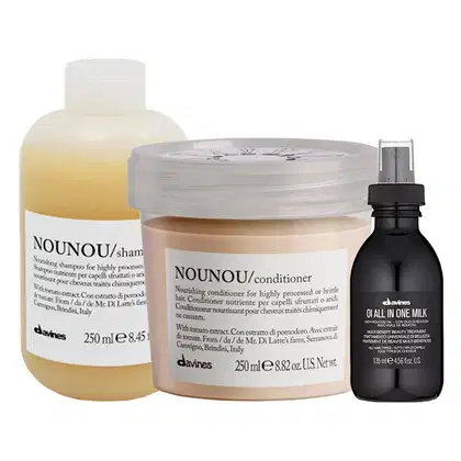 Conjunto de produtos Davines Nounou, incluindo shampoo, condicionador e óleo capilar, em embalagens de plástico e vidro com rótulos brancos e amarelos.