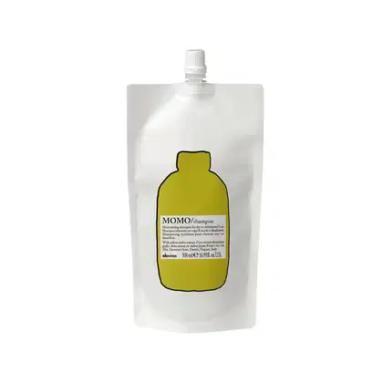Frasco de shampoo Davines MOMO com 500 ml, embalagem plástica transparente com rótulo amarelo destacando o nome do produto e informações sobre sua função.