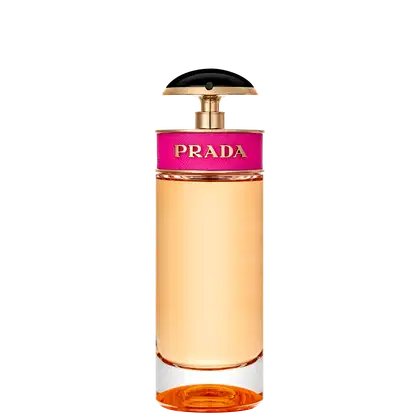 Frasco de perfume Prada com tampa dourada e corpo em tom âmbar. Rótulo rosa com logotipo da marca em dourado. Embalagem elegante e sofisticada, típica da marca.