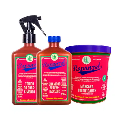 A imagem mostra 3 produtos de Lola From Rio Rapunzel. Todos possuem a cor marrom com rótulo vermelho com detalhes em azul, verde e amarelo. Um shampoo com frasco retangular, um tônico com frasco retangular e tampa spray e um pote redondo de máscara.