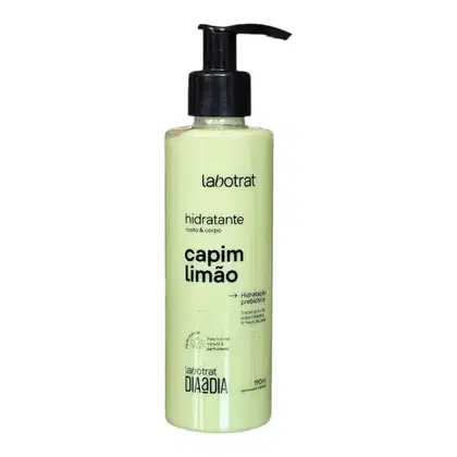 O produto apresentado é um hidratante corporal da marca Labotrat, com a fragrância de capim-limão. A embalagem é um frasco plástico de cor verde-clara, com um rótulo preto e branco exibindo o nome do produto.