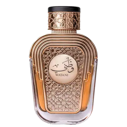 Frasco de perfume Al Wataniah com design ornamentado em tons dourados e detalhes em relevo. Rótulo com nome do produto "Watani" em árabe e inglês. Embalagem elegante e sofisticada.