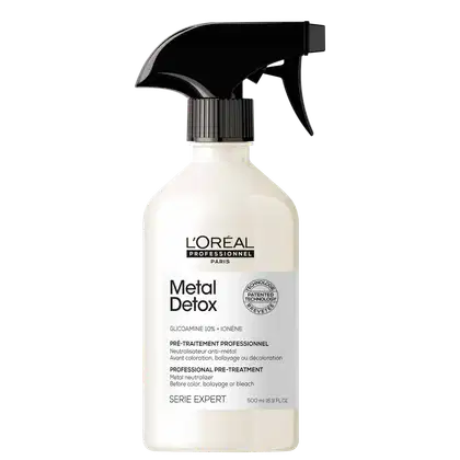 Frasco de spray branco da L'Oréal Professionnel Paris, com rótulo preto e branco, contendo o produto "Metal Detox" com tecnologia patenteada. O frasco possui um gatilho preto para aplicação.
