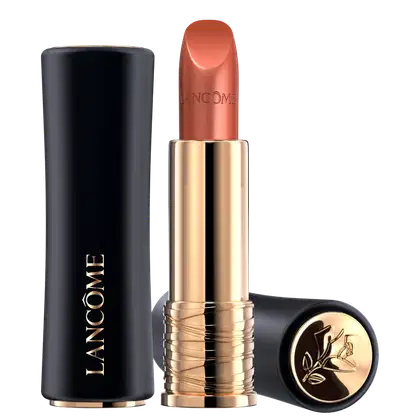 Embalagem preta e dourada de um batom da marca Lancôme, com a logomarca da marca visível. O batom possui uma cor rosada e brilhante, com acabamento metálico.