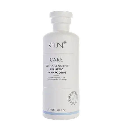 Frasco branco da linha Keune Care Derma Sensitive Shampoo, com rótulo em preto e branco indicando o tipo de produto e sua função de cuidar de couro cabeludo sensível.
