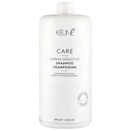 Frasco branco de 1000 ml da linha Care da Keune, contendo Shampoo Derma Sensitive, que suaviza o couro cabeludo sensível, com rótulo em preto e branco.