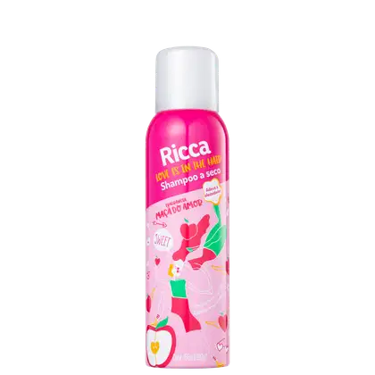 Frasco de shampoo a seco da marca Ricca, com embalagem rosa vibrante e rótulo com ilustrações de maçãs e texto em português. O produto é apresentado como "Shampoo a seco" com a frase "Love is in the hair" destacada.