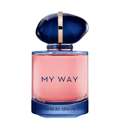 Um frasco de perfume da marca Giorgio Armani. A parte superior do é azul escuro brilhante, enquanto o frasco em si é transparente, permitindo ver o líquido rosa claro em seu interior. O nome "My Way", está impresso na parte frontal em letras escuras.