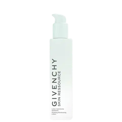 Frasco branco com bomba doseadora da linha de produtos de cuidados com a pele Givenchy Skin Ressource, contendo loção hidratante suavizante.