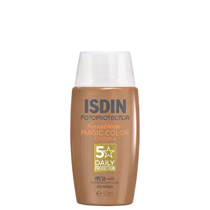 Frasco de protetor solar ISDIN FotoProtector Fusion Water Magic Color Escura, com FPS 50 e proteção diária, em embalagem de 50ml com rótulo destacando as características do produto.