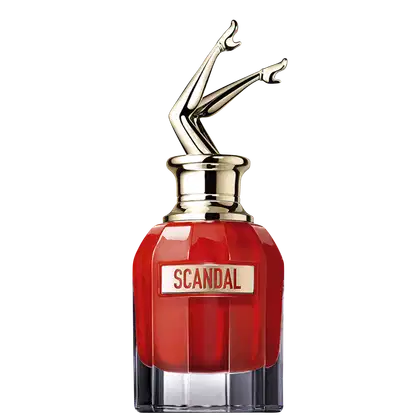 Frasco de perfume vermelho com rótulo "SCANDAL" em letras brancas, com tampa dourada em formato de figura estilizada. Embalagem elegante e chamativa, com design moderno e sofisticado.