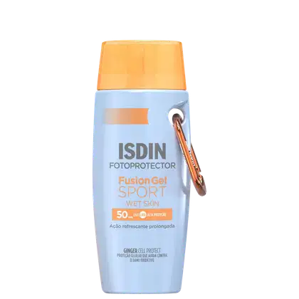 Frasco de protetor solar em gel da marca ISDIN, na cor azul claro e laranja, com rótulo indicando o nome "Fusion Gel SPORT" e proteção solar FPS 50.