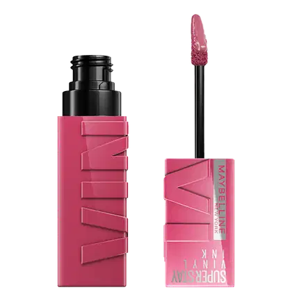 Maybelline Super Stay Matte Ink batom líquido em embalagem rosa com detalhes pretos, com aplicador em formato de pincel para aplicação precisa.