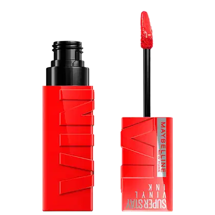 Produto de maquiagem da marca Maybelline, com embalagem vermelha e preta, contendo um aplicador de rímel vermelho. O produto é identificado como "Superstay Vinyl Ink" e possui um design moderno e chamativo.