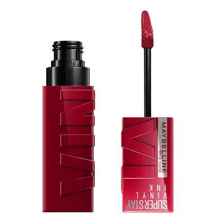 Batom líquido vermelho em embalagem preta e vermelha com texto "Maybelline New York Super Stay Ink Crayon" em destaque.