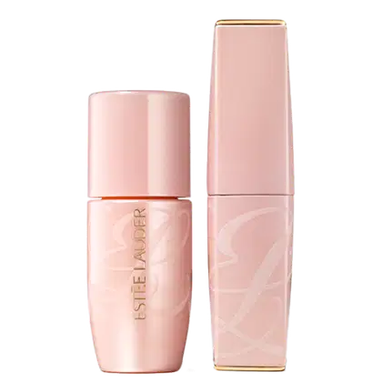 Dois produtos da marca Estée Lauder. Um frasco menor e um maior, ambos com embalagens cilíndricas de plástico rosa claro e detalhes dourados.