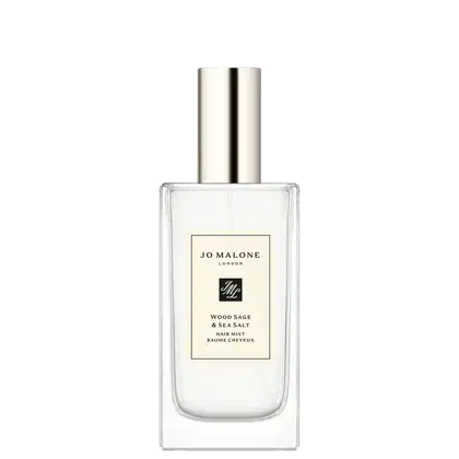 Frasco de spray de cabelo Jo Malone London Wood Sage & Sea Salt, com embalagem de vidro transparente e rótulo preto e branco. Apresenta design elegante e minimalista, com tampa metálica.