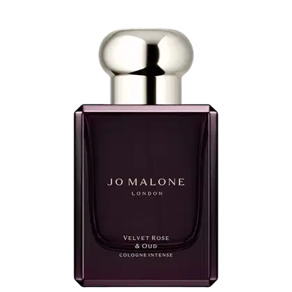 Frasco de perfume Jo Malone London Velvet Rose & Oud, com embalagem roxa escura e tampa dourada em formato arredondado. Rótulo com o nome da marca e a fragrância em destaque.
