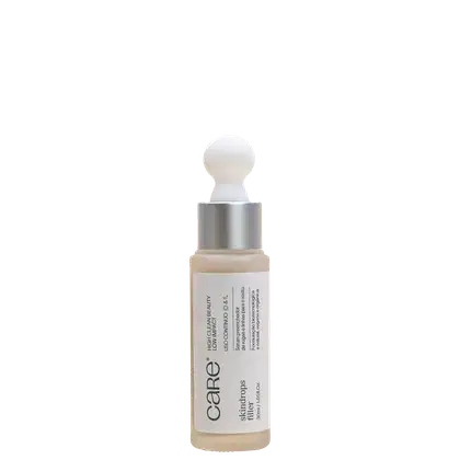 A imagem mostra o sérum facial em uma embalagem transparente com rótulo branco.
