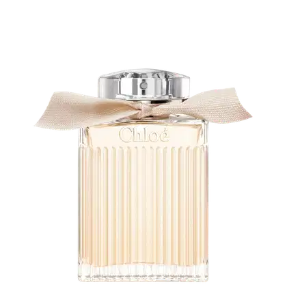 Frasco de perfume Chloé com tampa transparente e laço bege. Embalagem com design elegante e vertical, com o nome da marca destacado. Produto com aparência luxuosa e sofisticada.