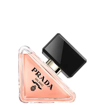 Frasco de perfume Prada Milano em formato triangular, com tampa preta e rótulo com o nome da marca em destaque. O líquido interno apresenta uma coloração rosada, sugerindo um perfume floral.