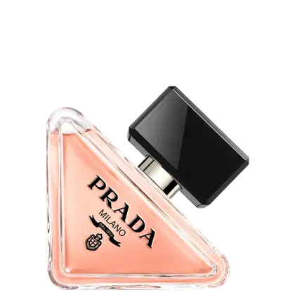 Frasco de perfume Prada Milano em formato triangular, com líquido de cor rosa claro e rótulo preto com o nome da marca. Embalagem de vidro transparente com tampa preta.