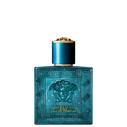 A imagem mostra o frasco de perfume da Versace, com cor azul brilhante. O topo do frasco apresenta o icônico emblema da Medusa, e tampa dourada com detalhes texturizados. Na frente, a marca escrito em amarelo e o nome do perfume abaixo.