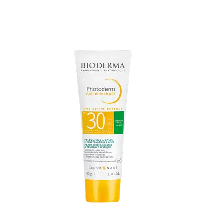 Embalagem plástica amarela e branca em forma de tubo. Rótulo com texto "Sun Active Defense FPS 30 UVA/UVB Alta Proteção" e descrição "Peles mistas, oleosas e com tendência acneica.