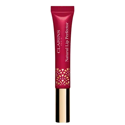 Produto de maquiagem labial da marca Clarins. Embalagem em forma de tubo cilíndrico de plástico vermelho brilhante. Na parte inferior, detalhes decorativos vazados em formato geométrico na mesma cor.