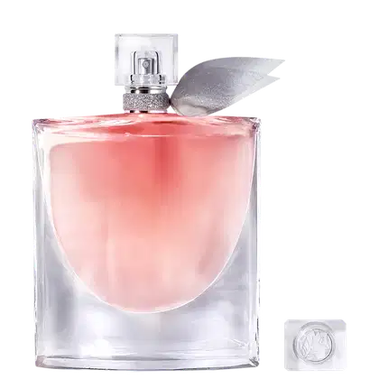 Frasco de perfume Lancôme com tampa prateada e decoração brilhante, contendo um líquido rosa claro. A embalagem é transparente, permitindo visualizar o conteúdo.