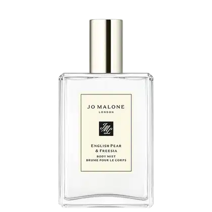 Frasco de spray corporal Jo Malone London English Pear & Freesia Body Mist, com design elegante e rótulo em tons claros. Embalagem de vidro transparente com tampa prateada, contendo 100 ml do produto.