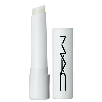A imagem mostra uma embalagem de balm labial, cilíndrica, toda branca, com a tampa ao lado, também toda branca com a logo da marca MAC, escrito em preto. Tem um pouco do balm, também branco, à mostra.