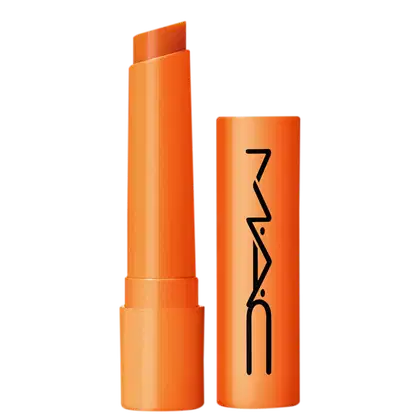 A imagem mostra uma embalagem de balm labial, cilíndrica, toda laranja, com a tampa ao lado, também toda laranja com a logo da marca MAC, escrito em preto. Tem um pouco do balm, também laranja, à mostra.