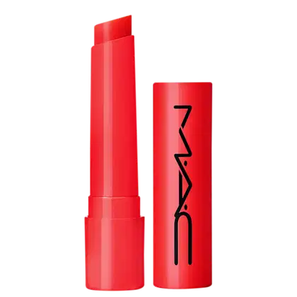 A imagem mostra uma embalagem de balm labial, cilíndrica, toda vermelha, com a tampa ao lado, também toda vermelha com a logo da marca MAC, escrito em preto. Tem um pouco do balm, também vermelho, à mostra.