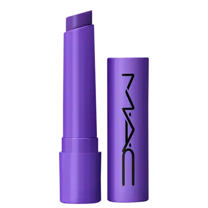 A imagem mostra uma embalagem de balm labial, cilíndrica, toda roxa, com a tampa ao lado, também toda roxa com a logo da marca MAC, escrito em preto. Tem um pouco do balm, também roxo, à mostra.