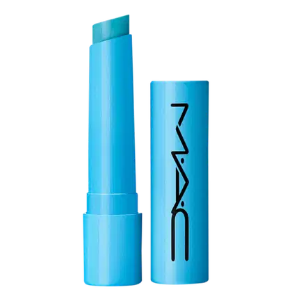 A imagem mostra uma embalagem de balm labial, cilíndrica, toda azul, com a tampa ao lado, também toda azul com a logo da marca MAC, escrito em preto. Tem um pouco do balm, também azul, à mostra.