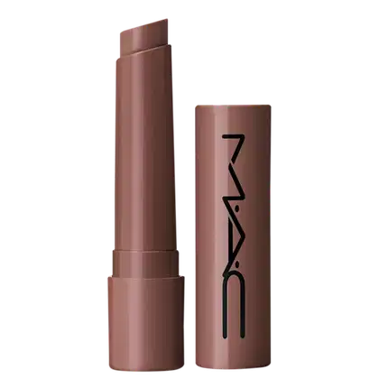 A imagem mostra uma embalagem de balm labial, cilíndrica, toda marrom claro, com a tampa ao lado, também toda marrom claro com a logo da marca MAC, escrito em preto. Tem um pouco do balm, também marrom claro, à mostra.