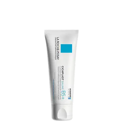 Tubo branco de 100 ml do produto de cuidados com a pele Cicaplast Baume B5+ da marca La Roche-Posay, com rótulo azul destacando seus benefícios de cuidado e restauração da barreira cutânea.