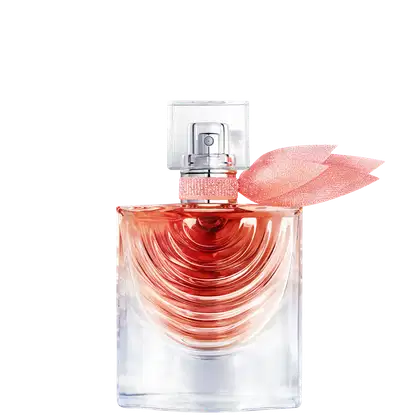 Perfume em frasco quadrado transparente com líquido vermelho em espiral. O frasco tem uma tampa prateada e um detalhe de pétalas vermelhas brilhantes na parte superior. O frasco apresenta o formato ondulado.
