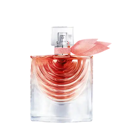 Perfume em frasco quadrado transparente com líquido vermelho em espiral. O frasco tem uma tampa prateada e um detalhe de pétalas vermelhas brilhantes na parte superior. O frasco apresenta o formato ondulado.