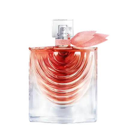 Perfume em frasco quadrado transparente com líquido vermelho em espiral. O frasco tem uma tampa prateada e um detalhe de pétalas vermelhas brilhantes na parte superior. O frasco apresenta o formato ondulado.