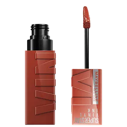 Produto de maquiagem da marca Maybelline, com embalagem preta e laranja, contendo um aplicador de batom em formato cônico na cor vermelha. O rótulo indica o nome "SuperStay Vinyl Ink" e "Maybelline New York".