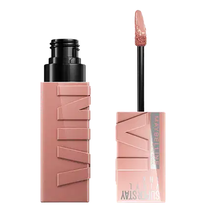 Maybelline Super Stay Vinyl Ink com tampa preta e corpo rosa claro. Contém um aplicador de ponta aveludada para aplicação precisa da fórmula de longa duração.