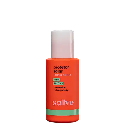 Frasco de protetor solar da marca Sallve, com embalagem laranja e branca. Rótulo indica FPS 50, UVA/UVB, carnosina e niacinamida. Produto de cuidados com a pele, com informações sobre sua composição e propriedades.